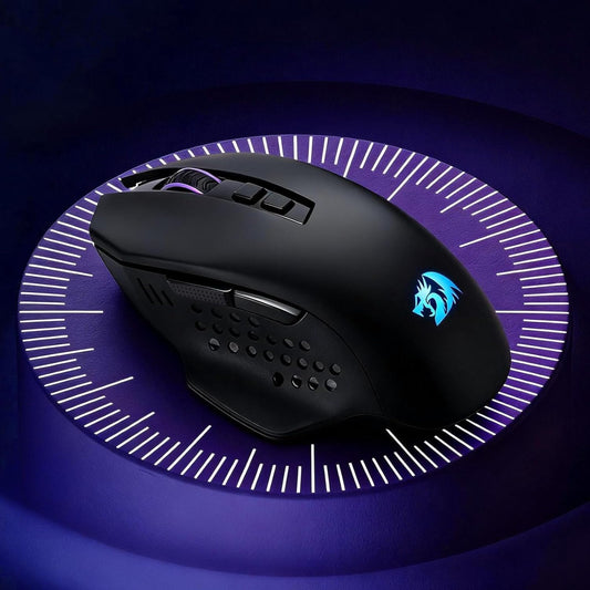 Schwarze Gaming-Maus mit einem Logo auf dunklem Hintergrund