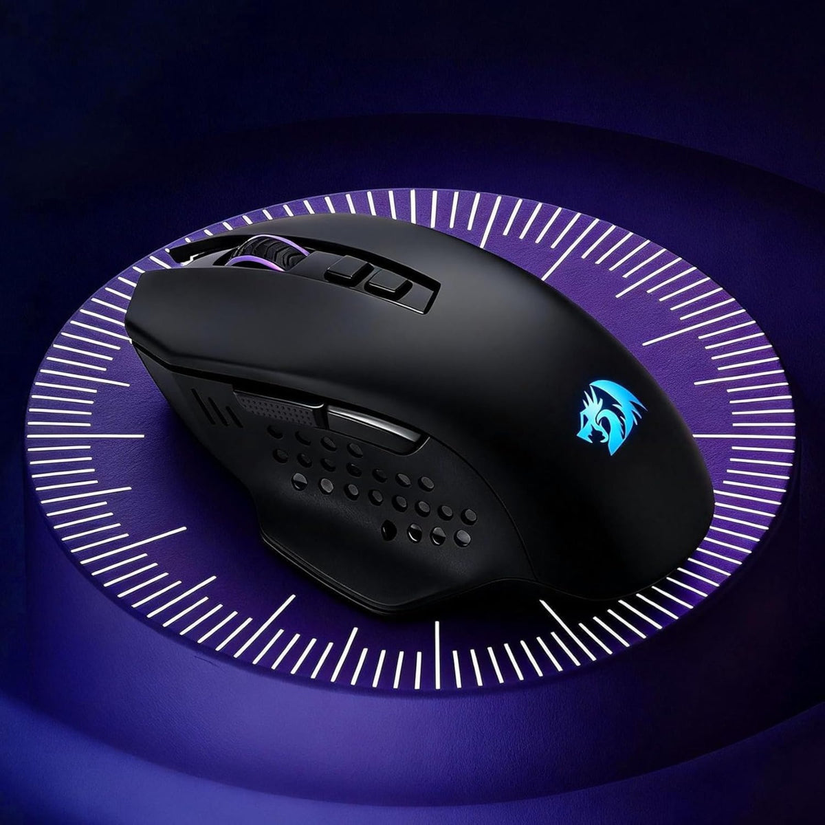 Schwarze Gaming-Maus mit einem Logo auf dunklem Hintergrund