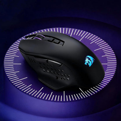 Schwarze Gaming-Maus mit einem Logo auf dunklem Hintergrund